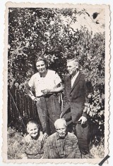 Kitoje fotografijos pusėje yra dedikacija: Vladukui / Prisiminimui nuo mūsų šeimos / Dėdė Kazys / 1958.VI.08.

Fotografuota Ramužių kaimeNaudojimo teisių informacija: Bronislavos Paliulytės-Kubilienės archyvas